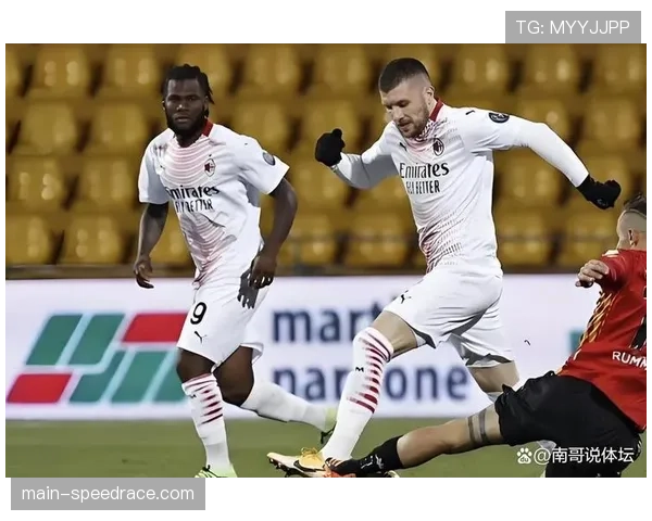 特写:卡利亚里门将连续三次神扑,力保球门不失